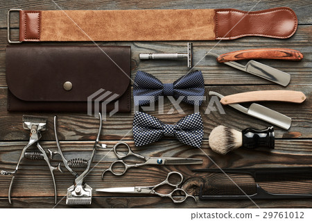 Vintage barber shop tools on wooden background Vintage barber shop tools on wooden background 29761012