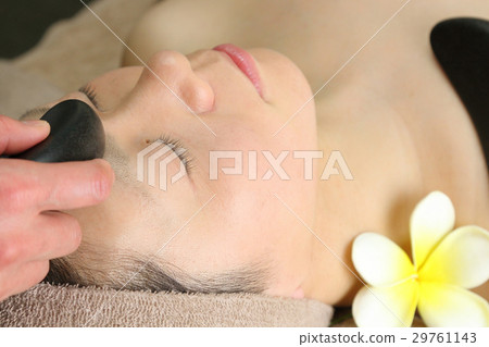 A woman receiving a facial esthetic (small face) 29761143