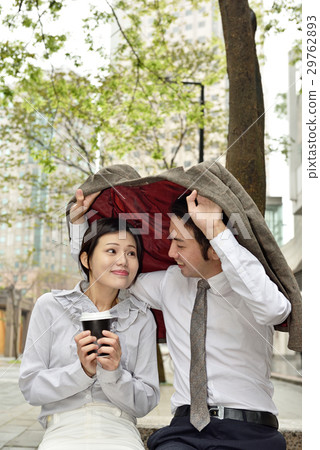 雨中情侶 29762893