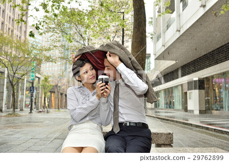 雨中情侶 29762899