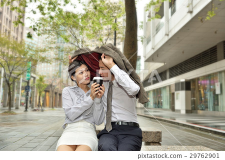 雨中情侶 29762901