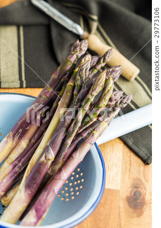 Fresh purple asparagus. 29773106