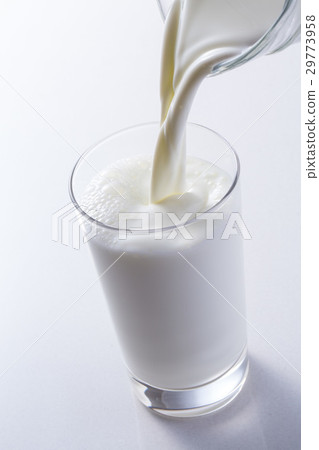 倒牛奶 29773958