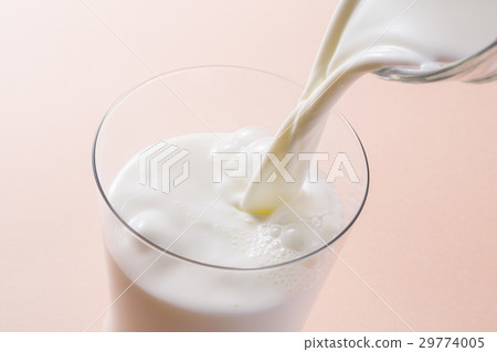 Pour milk Pour milk 29774005