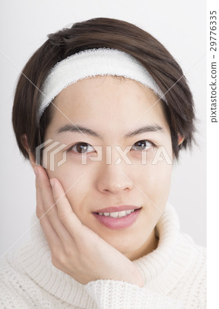 Men's beauty image Touching the cheek with the palm of the camera Looking at the camera 29776335