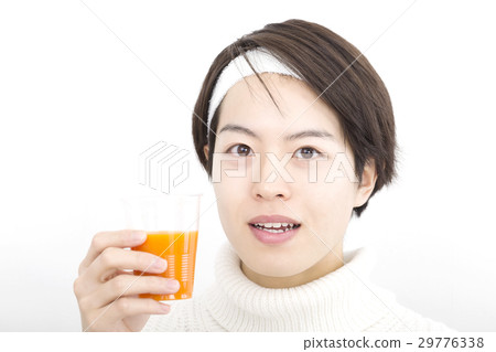Men healthy and beauty smoothie looking at the camera Men healthy and beauty smoothie looking at the camera 29776338