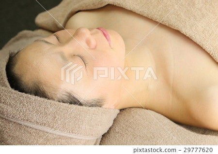 一個女人接受面部美容(小臉) 一個女人接受面部美容(小臉) 29777620