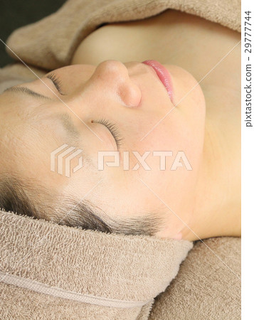 A woman receiving a facial esthetic (small face) A woman receiving a facial esthetic (small face) 29777744