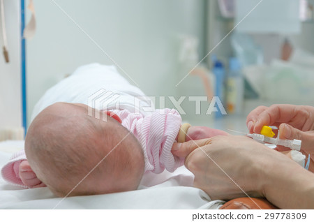 Doctor making drainage for newborn baby Doctor making drainage for newborn baby 29778309