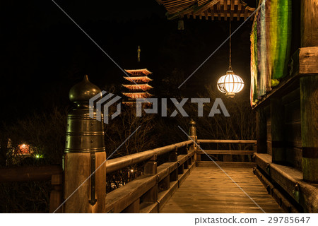 在Hara寺的奈良寺新年全燈籠從舞台上看到的五層寶塔 29785647