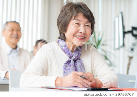 Senior women receiving seminars 29796707