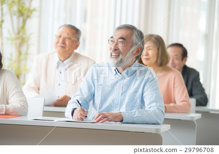 Senior men and women receiving seminars 29796708