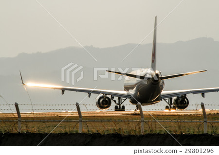 客機準備起飛 29801296