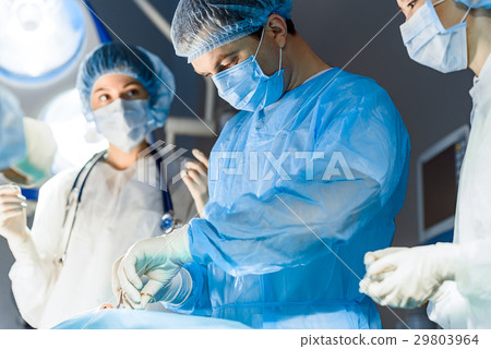 Serious medical workers operating person Serious medical workers operating person 29803964