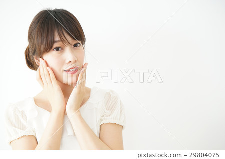 Young woman doing make-up Young woman doing make-up 29804075