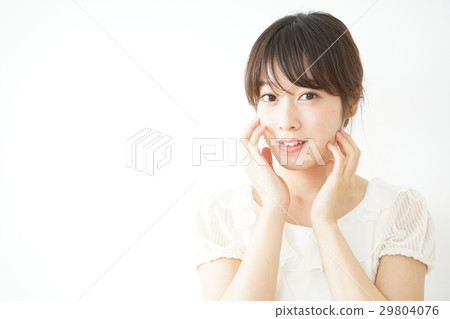 Young woman doing make-up Young woman doing make-up 29804076