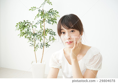 Young woman doing make-up Young woman doing make-up 29804078