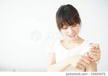 Young woman doing make-up Young woman doing make-up 29804079