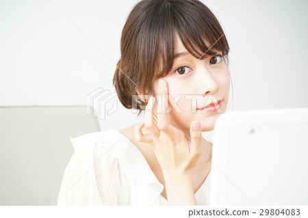 Young woman doing make-up Young woman doing make-up 29804083
