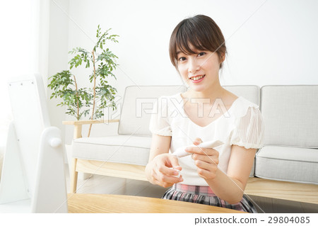Young woman doing make-up Young woman doing make-up 29804085