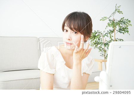 做化妝的年輕女人 做化妝的年輕女人 29804095