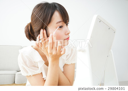 做化妝的年輕女人 29804101
