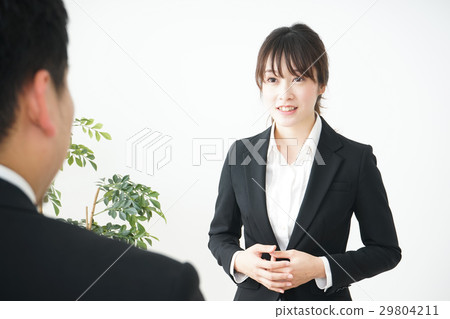 一位年輕的日本女子接受采訪 一位年輕的日本女子接受采訪 29804211