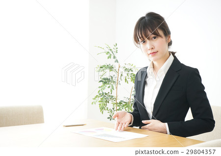 做商務訪問的年輕女商人 做商務訪問的年輕女商人 29804357