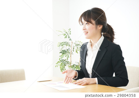 做商務訪問的年輕女商人 做商務訪問的年輕女商人 29804358