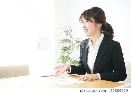 做商務訪問的年輕女商人 做商務訪問的年輕女商人 29804359