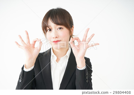 年輕女子做出 OK 的手勢 29804408