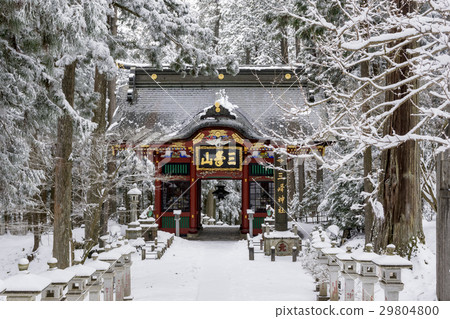 Mikumi寺廟所羅門門在降雪天 照片素材 圖片 圖庫