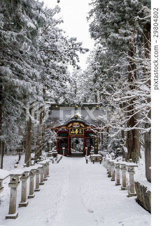 Mikumi寺廟所羅門門在降雪天 照片素材 圖片 圖庫