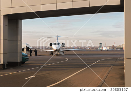 Workers filling aircraft before flight 29805167