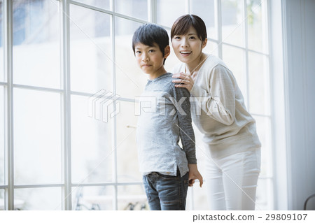 Mothers looking out the window 29809107