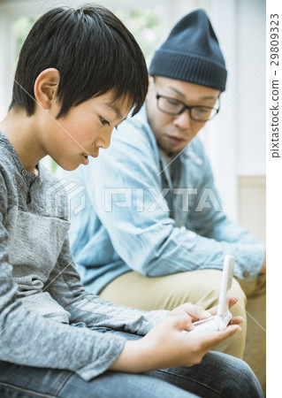 父母在玩手機遊戲 父母在玩手機遊戲 29809323