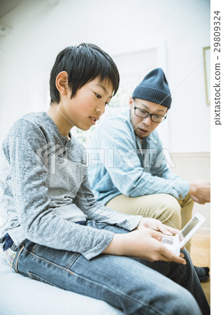 父母在玩手機遊戲 父母在玩手機遊戲 29809324