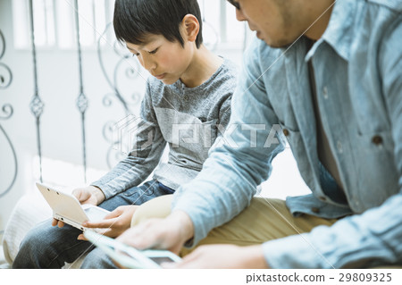 父母在玩手機遊戲 父母在玩手機遊戲 29809325