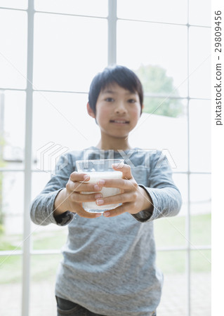 一個喝牛奶的男孩 一個喝牛奶的男孩 29809456