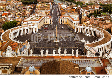 Saint Peter square in Vatican City, Rome 29810563