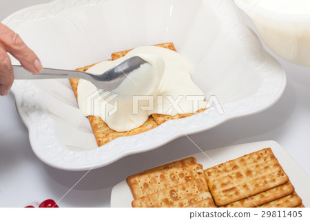 Napoleon dessert : Adding chantilly cream 29811405
