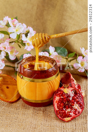 Honey jar and fresh apples with pomegranate Honey jar and fresh apples with pomegranate 29812314