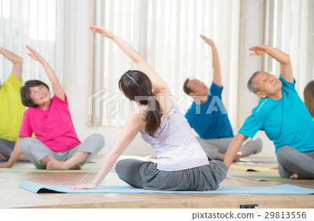 瑜伽教練和高級男性和女性 29813556