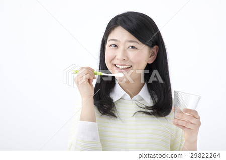 有牙刷的一個少婦 29822264