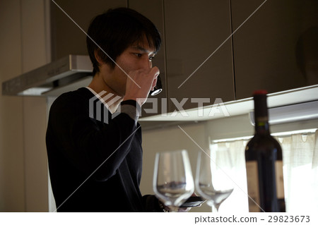 男人在廚房裡準備家庭聚會 29823673