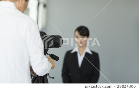 A woman in a recruit suit photographing a certification photo 29824300