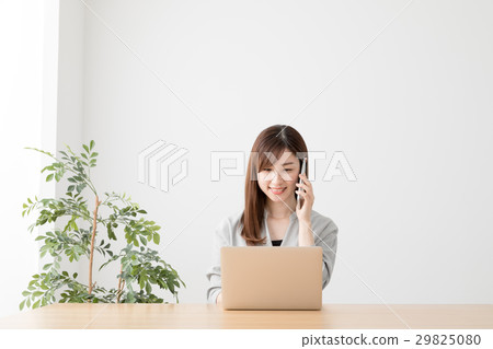 Nomad worker, female, call, conversation, mobile phone, laptop computer, laptop, Nomad worker, female, call, conversation, mobile phone, laptop computer, laptop, 29825080