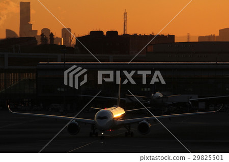 晚上離開飛機 29825501