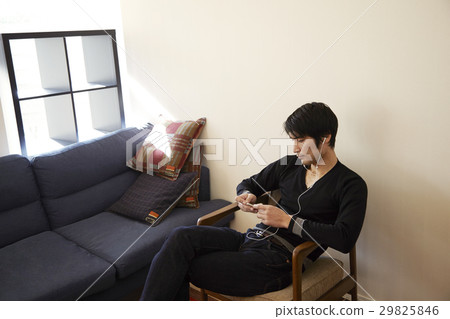 A man who listens to music. Relax in the living room. 29825846