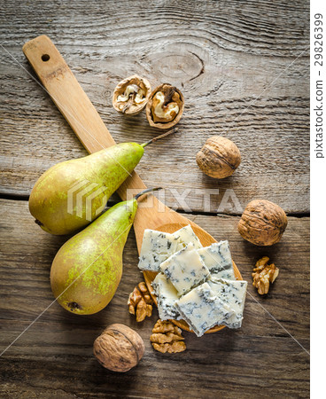 Blue cheese with pears and walnuts Blue cheese with pears and walnuts 29826399
